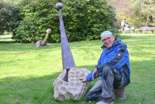 Berthold Welter zeigt elf Skulpturen aus seiner Serie „Raumgreifen“ auf dem Friedhofsgelände des Botanischen Gartens. Dieses Werk ist eine Kombination aus Kalkstein, Robinie und Farbe. (Foto: © Martina Hörle)