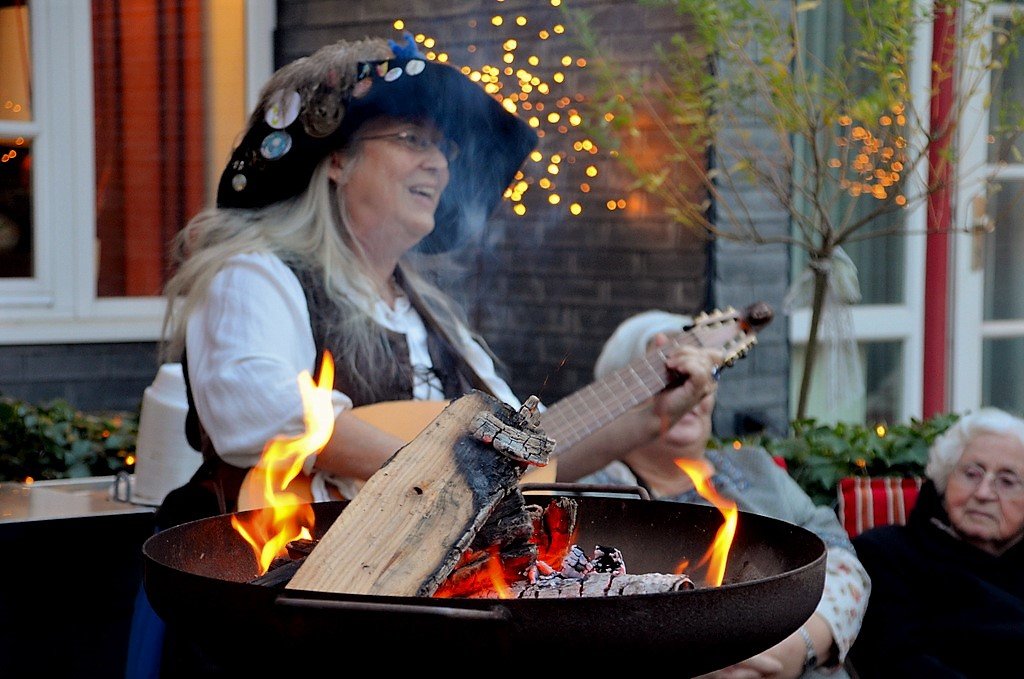 Als Pummelelfe tritt sie gemeinsam mit zwei Freundinnen auf Mittelaltermärkten und in Senioreneinrichtungen auf. Gemeinsam singt das Trio mittelalterliche, meist eigene Lieder und begleitet sich auf Gitarrenlaute, Nyckelharpa und Cazoo. (Archivfoto: © Martina Hörle)