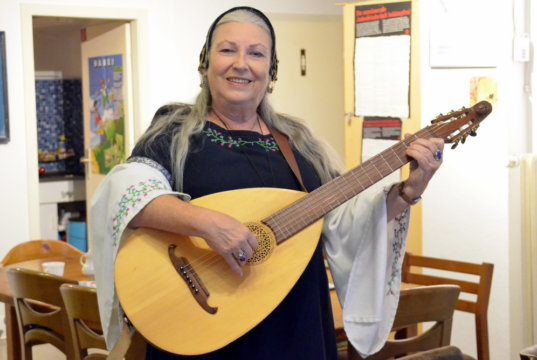 Die pensionierte Volksschullehrerin Regine Weiß ist unter anderem im Café Courage, bei den Naturfreunden Theegarten und als Pummelelfe aktiv. Für sie hat der Tag einfach zu wenig Stunden. (Foto: © Martina Hörle)