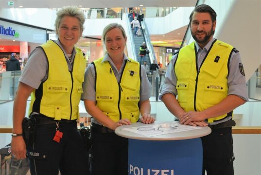 Das Trio der Solinger Verkehrssicherheit (Katrin Grastat, Daniela Berghaus, Philipp Hörnig) beriet am Donnerstag im Hofgarten zum Thema „Ablenkung im Straßenverkehr“. (Foto: © Martina Hörle)