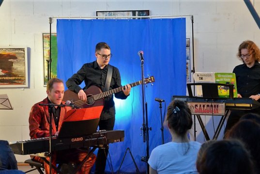(v. li.) Robert Schreiber, Richard Collings und Florian Liermann lieferten am Sonntagabend ein buntes Programm aus Klamauk, selbst geschrieben Songs und guter Musik. (Foto: © Martina Hörle)
