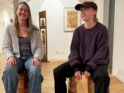 Ela und Emma Schneider zeigen ihre Ausstellung „Die Walnuss im Roibusch“ derzeit in der Steuerkanzlei Heinekamp und Zielke. (Foto © Wolf de Haan)