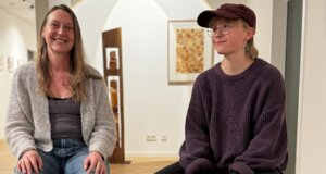 Ela und Emma Schneider zeigen ihre Ausstellung „Die Walnuss im Roibusch“ derzeit in der Steuerkanzlei Heinekamp und Zielke. (Foto © Wolf de Haan)