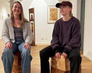 Ela und Emma Schneider zeigen ihre Ausstellung „Die Walnuss im Roibusch“ derzeit in der Steuerkanzlei Heinekamp und Zielke. (Foto © Wolf de Haan)