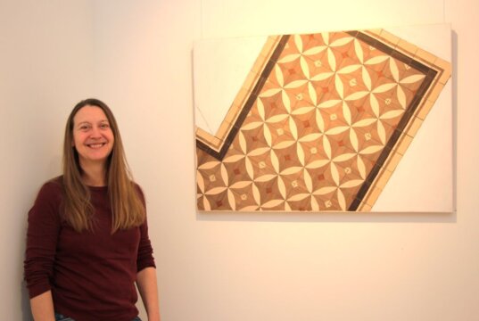 Inspiriert von Kacheln, die sie im Kroatienurlaub gesehen hat, schuf Ela Schneider diese Arbeit. (Foto © Sandra Grünwald)