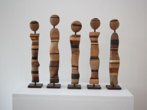 Ela Schneiders Messerholz-Figuren kommen in unterschiedlichen Schichten daher. (Foto © Sandra Grünwald)