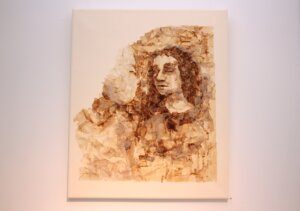 Emma Schneiders Teebeutel-Portraits zeigen Stärke und Verletzlichkeit. (Foto © Sandra Grünwald)