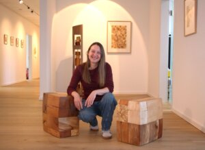 Die Ausstellung „Die Walnuss im Roibusch“ ist außergewöhnlich in ihrer Harmonie und der Ruhe, die von den Werken ausgeht. (Foto © Sandra Grünwald)