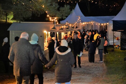 Der Romantische Weihnachtsmarkt zog mit seinem exzellenten Angebot wieder viele Besucher an. In diesem Jahr ist er an allen vier Wochenenden geöffnet. (Foto: © Martina Hörle)