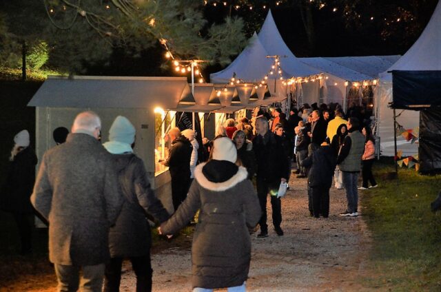 Der Romantische Weihnachtsmarkt zog mit seinem exzellenten Angebot wieder viele Besucher an. In diesem Jahr ist er an allen vier Wochenenden geöffnet. (Foto: © Martina Hörle)