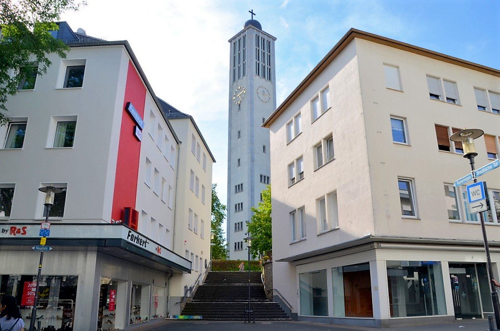 Die Rostertreppe führt von der Hauptstraße hoch zur Evangelischen Stadtkirche. Sie soll jetzt bunt gestaltet werden. (Foto: © Martina Hörle)