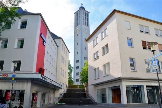 Die Rostertreppe führt von der Hauptstraße hoch zur Evangelischen Stadtkirche. Sie soll jetzt bunt gestaltet werden. (Foto: © Martina Hörle)