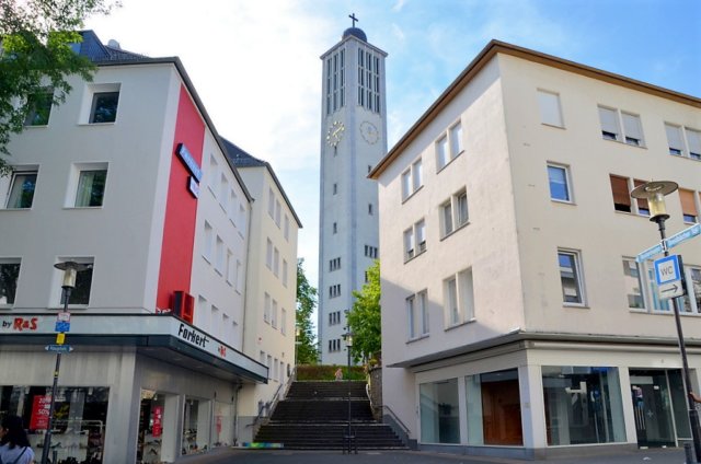 Die Rostertreppe führt von der Hauptstraße hoch zur Evangelischen Stadtkirche. Sie soll jetzt bunt gestaltet werden. (Foto: © Martina Hörle)