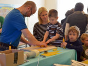 Im Vereinsheim des Deutschen Alpenvereins Sektion Solingen fand am Samstag ein reges Treiben statt. Vereinsmitglied Stefan Sahler (vorne) formte mit den Kindern echte Bienenwachskerzen. (Foto: © Martina Hörle)