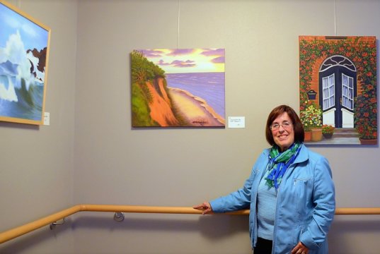 Ruth Leu-Sacha stellt derzeit rund 15 Bilder im Gerhard-Berting-Haus aus. In stimmungsvollen Heile-Welt-Ansichten hat sie die verschiedenen örtlichen Stationen ihres Lebens festgehalten. (Foto: © Martina Hörle)