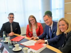 (v. li. Lukas Kugler, Carolin Vesper, Stefan Grunwald, Andrea Grafweg – Stadt-Sparkasse Solingen) Die Spannung steigt. Wer wird in diesem Jahr den Zuschlag für den nächsten Spielplatz bekommen? (Foto: © Martina Hörle)