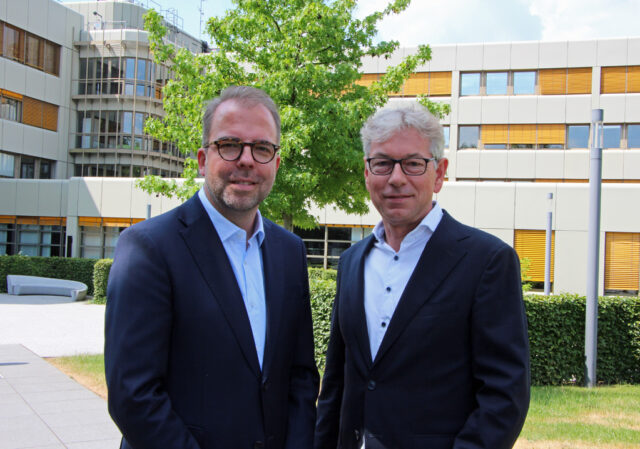 Leif Reitis (links) wird den langjährigen Geschäftsführer der Solinger Stadtwerke Andreas Schwarberg (rechts) ablösen. (Foto © Sandra Grünwald)