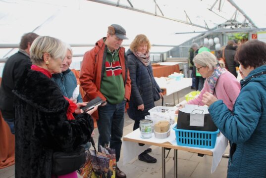 Ehrenamtlerin Verena Kara-Jahn (links) informierte die tauschfreudigen Besucher der Saatgutbörse über die Sämereien und vorgezogene Pflanzen. (Foto © Sarah Schmitz)
