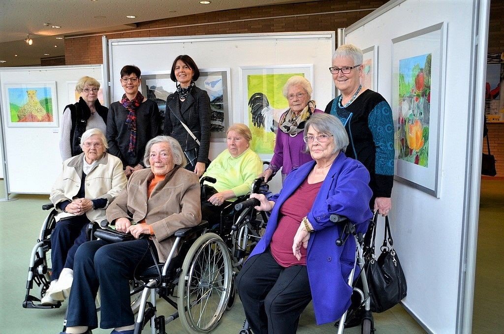 Sabine Schulz-Wolff betreut seit über zehn Jahren die Malgruppe im Eugen-Berting-Haus. Die Senioren haben ihre Werke schon mehrfach bei Kunstgenuss 60+ ausgestellt. (Archivfoto: © Martina Hörle)