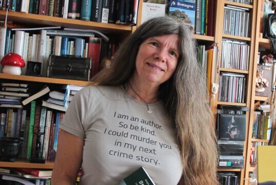 Saga Grünwald stellt am 9. August im Walder Kotten ihren neuen Krimi „Verschollen im Bergischen Land“ vor – spannend und atmosphärisch. (Foto: © Sandra Grünwald)