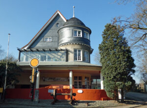 Das Bahnhofsgebäude ist seit dem 2. März 1998 ein eingetragenes Baudenkmal. (Foto © Sandra Grünwald)