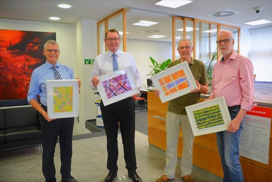 (v. li. Andreas Hanisch, Stefan Röhrig, Harald Sevenig, Klaus Dreikausen) Seit Freitag verschönern im Rahmen der SchauFensterKunst-Aktion 22 Werke des Künstlers Klaus Dreikausen Wände und Fensterfronten der Volksbank Ohligs. (Foto: © Martina Hörle)
