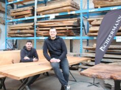 Lukas Scheer und Christian Zimmermann (v.l.) haben gemeinsam die Firma Scheermann aufgebaut und stellen Tische aus Baumstammbohlen her. (Foto © Sandra Grünwald)