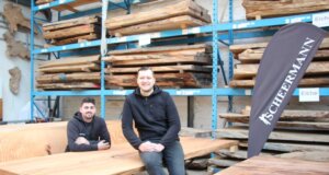 Lukas Scheer und Christian Zimmermann (v.l.) haben gemeinsam die Firma Scheermann aufgebaut und stellen Tische aus Baumstammbohlen her. (Foto © Sandra Grünwald)
