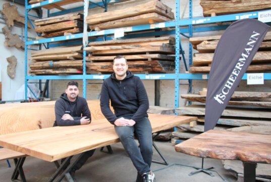 Lukas Scheer und Christian Zimmermann (v.l.) haben gemeinsam die Firma Scheermann aufgebaut und stellen Tische aus Baumstammbohlen her. (Foto © Sandra Grünwald)