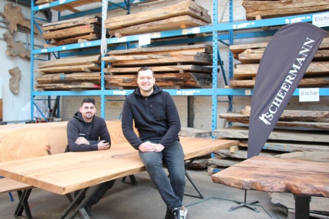 Lukas Scheer und Christian Zimmermann (v.l.) haben gemeinsam die Firma Scheermann aufgebaut und stellen Tische aus Baumstammbohlen her. (Foto © Sandra Grünwald)