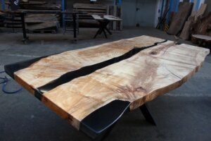 Die Kombination von Maserung und Epoxidharz ist einzigartig. (Foto © Sandra Grünwald)