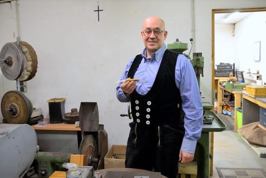 Bei der neuen Aktion von Lars Scheidler gibt es spezielle Schälmesser mit übergroßen Griffen für eine Spende ab einem Betrag von 30 Euro. (Foto: © Martina Hörle)