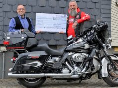 Am Samstag übergab Lars Scheidler (li) an Eightball von B.A.C.A einen Spendenscheck über 1.888 Euro. (Foto: © Martina Hörle)