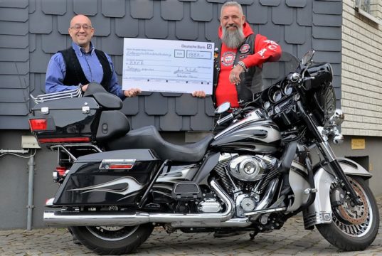Am Samstag übergab Lars Scheidler (li) an Eightball von B.A.C.A einen Spendenscheck über 1.888 Euro. (Foto: © Martina Hörle)