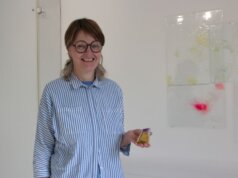 Die Künstlerin Christiane Behr zeigt ihre Ausstellung „Schein und Sein“ in der Galerie SK in der Güterhallen im Südpark. (Foto © Sandra Grünwald)