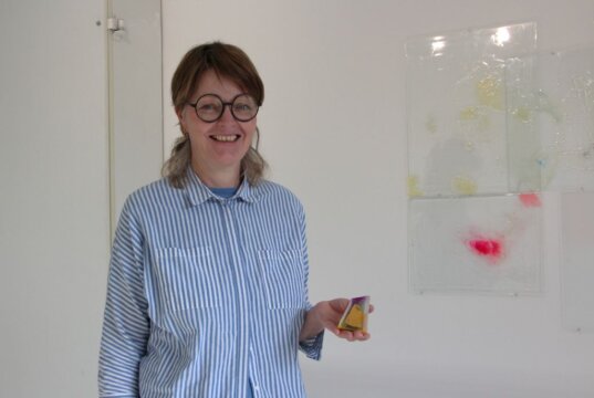 Die Künstlerin Christiane Behr zeigt ihre Ausstellung „Schein und Sein“ in der Galerie SK in der Güterhallen im Südpark. (Foto © Sandra Grünwald)