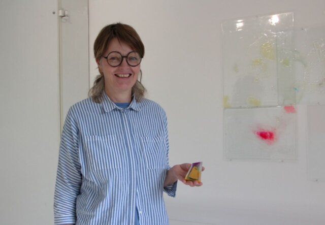 Die Künstlerin Christiane Behr zeigt ihre Ausstellung „Schein und Sein“ in der Galerie SK in der Güterhallen im Südpark. (Foto © Sandra Grünwald)