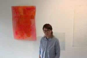 Textilien, Japanpapier, Verpackungspapier, aber auch das Glas kaputter Wechselrahmen wird bei Christiane Behr als Material für ihre Kunst verwendet. (Foto © Sandra Grünwald)