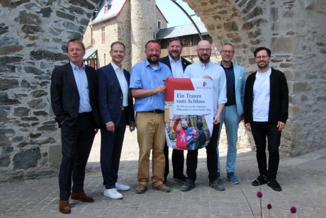 Schloss Burg 1 Die Oberbürgermeister von Solingen, Remscheid und Wuppertal, Zuständige der Solinger Stadtverwaltung sowie der Geschäftsführer des Schlossbauvereins präsentierten bei einem Pressegespräch das neue Gesicht von Schloss Burg. (Foto © Sandra Grünwald)