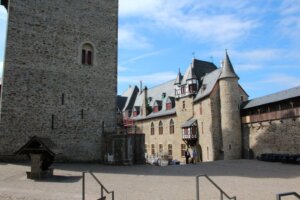 Es herrscht mittlerweile viel Platz im Innenbereich von Schloss Burg. (Foto © Sandra Grünwald)