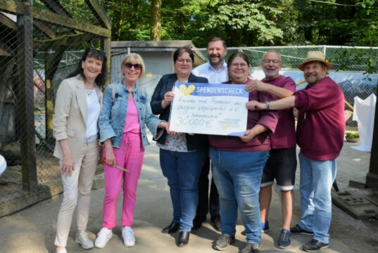 Am vergangenen Freitag fand die offizielle Eröffnung der neuen Schnee-Eulen-Anlage im Vogelpark Ohligs statt. Das Team des Vogelparks nahm mit großer Freude den Scheck der Gerd-Kaimer-Stiftung entgegen. (Foto: © Martina Hörle)