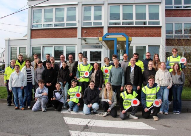 Schülerlotsen01 Insgesamt 21 Schülerlotsinnen und Schülerlotsen aus 7 Solinger Schulen traten am Freitag zum regionalen Schülerlotsenwettbewerb unter der Federführung der Polizei und der Verkehrswacht an. (Foto © Sandra Grünwald)