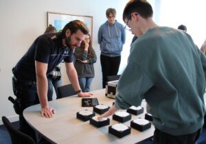 Polizeihauptkommissar Philipp Hörnig begleitet Emil Berghaus beim Reaktionstest. (Foto © Sandra Grünwald)