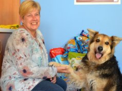 Ina Beilstein, Leiterin von SenVital, freut sich, dass die Spendenaktion so erfolgreich war. Theo vom Tierheim Glüder bedankt sich. (Foto: © Martina Hörle)