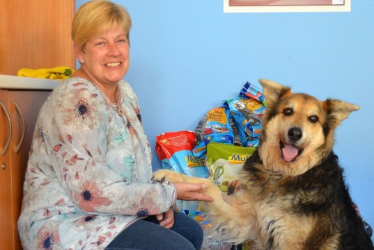 Ina Beilstein, Leiterin von SenVital, freut sich, dass die Spendenaktion so erfolgreich war. Theo vom Tierheim Glüder bedankt sich. (Foto: © Martina Hörle)