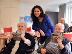 Heute übergaben Mariella Ahrens und Petra Krötzsch vom Verein Lebensherbst zwei VR-Brillen an die Bewohner der Senioreneinrichtung Bethanien. Hier probieren Ingrid Eberhard (li.) und Helma Warda (re.) die neuen Brillen aus. Schirmherrin Mariella Ahrens freut sich mit den beiden Seniorinnen. (Foto: © Martina Hörle)