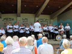 Auf Geheiß des Walder Bürgervereins trat der Solinger Shantychor auf der Bühne im Walder Stadtpark auf. Der Shantychor sorgte für volle Bänke im Walder Stadtpark. (Foto © Sandra Grünwald)