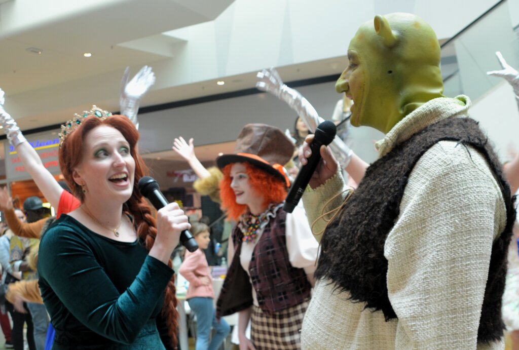 Fiona (Anna Schnepp) und Shrek (Bernd Hetjens) sind auf den ersten Blick nicht unbedingt ein Traumpaar. (Foto: © Martina Hörle)