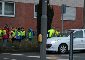 Katrin Grastat von der Verkehrsunfallprävention der Polizei unterstützte die Kinder beim Verteilen von Infoflyern an Autofahrer. (Foto © Sandra Grünwald)