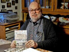 In seinem neuesten Werk befasst sich Fachbuchautor Harro Hieronimus mit der Geschichte des Solinger Geldes in der Zeit von 1917 bis 1923. Er selbst ist im Besitz von 65 Münzen und etwa 250 – 300 Scheinen. (Foto: © Martina Hörle)